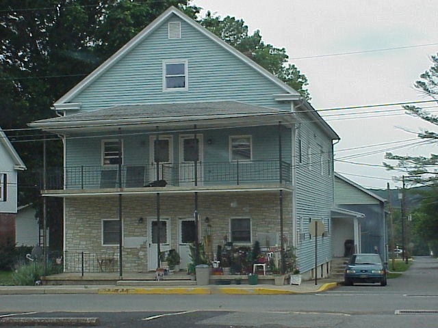 16 S 3rd St in Halifax, PA - Foto de edificio