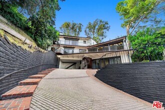 9305 Beverlycrest Dr in Beverly Hills, CA - Building Photo - Building Photo