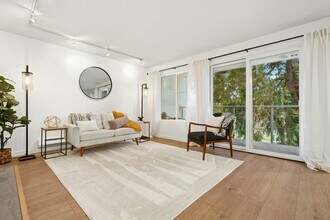 1311 12th Ave S, Unit E303 in Seattle, WA - Foto de edificio - Building Photo