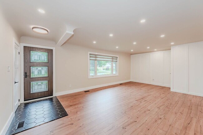 5 Cadillac Dr in Guelph, ON - Building Photo - Building Photo