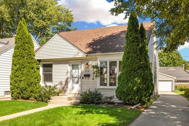 4750 N Elkhart Ave in Whitefish Bay, WI - Building Photo - Building Photo