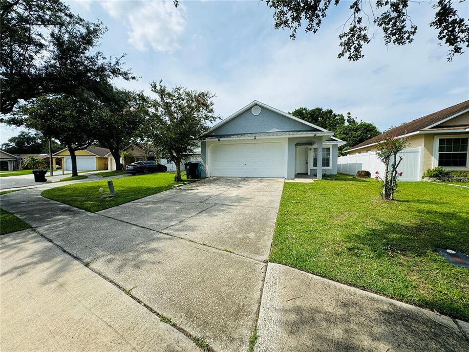 1925 Bluets Ct in Orlando, FL - Foto de edificio