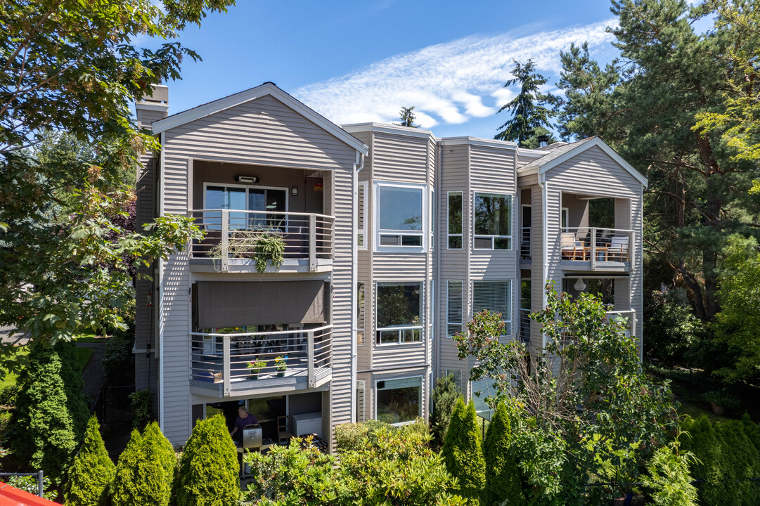 Lakepointe in Kirkland, WA - Building Photo