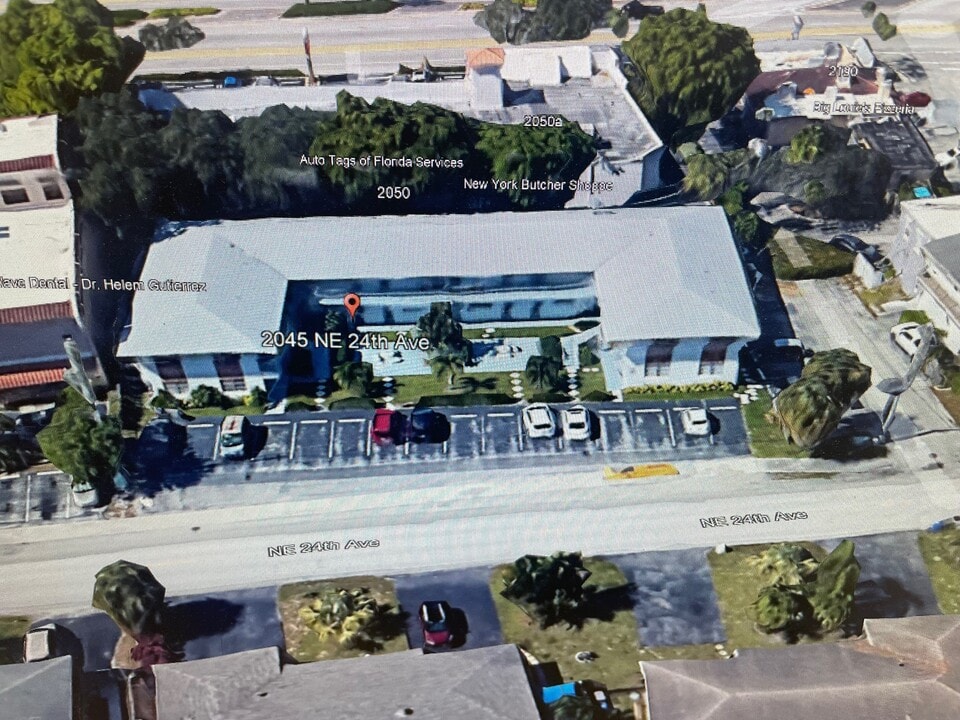 2045 NE 24th Ave, Unit 9 in Pompano Beach, FL - Foto de edificio