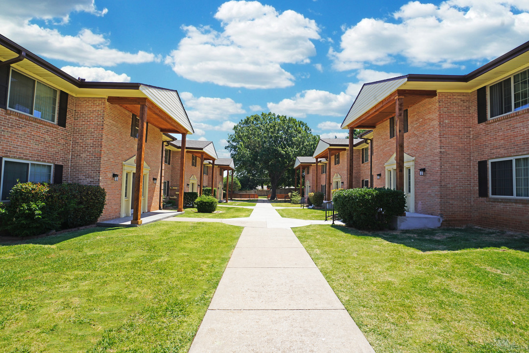 Villa Gardens Apartments in Midwest City, OK - Building Photo