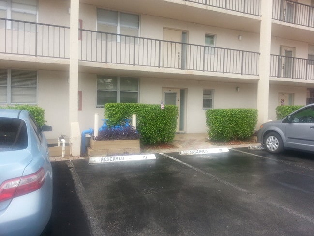 property at 2571 Aragon Blvd