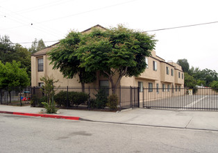 9256 Wakefield Ave in Panorama City, CA - Building Photo - Building Photo