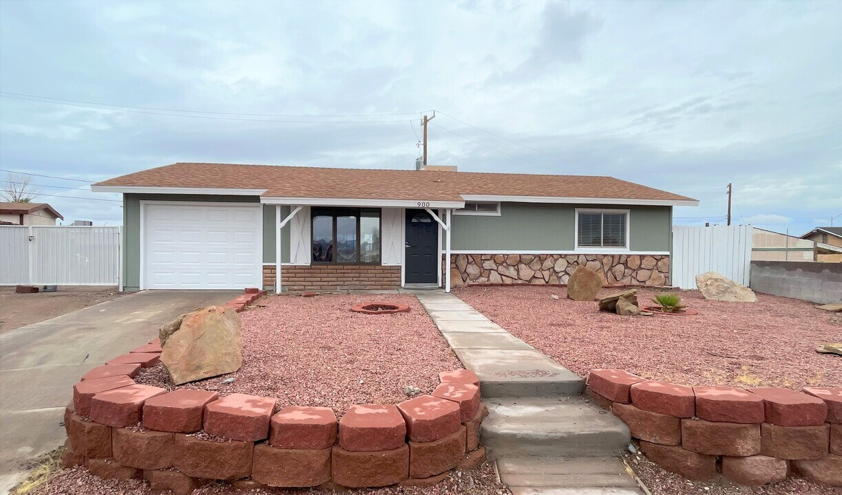 900 Meyers Ct in Henderson, NV - Building Photo