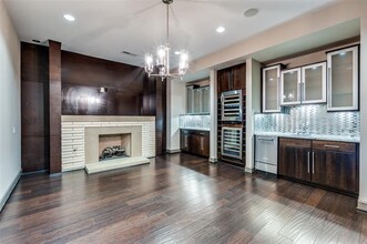1700 Cedar Springs Rd in Dallas, TX - Foto de edificio - Building Photo
