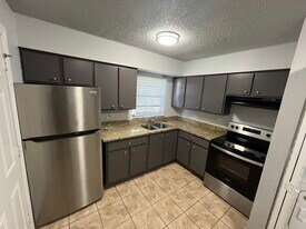 6912 N 22nd St, Unit 6912 D in Tampa, FL - Building Photo