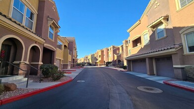 3975 N Hualapai Way in Las Vegas, NV - Building Photo - Building Photo