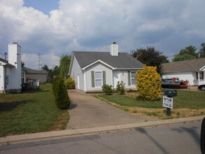 471 Cedar Park Cir in La Vergne, TN - Foto de edificio - Building Photo
