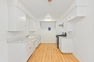 Cherokee Trail in Yucca Valley, CA - Building Photo