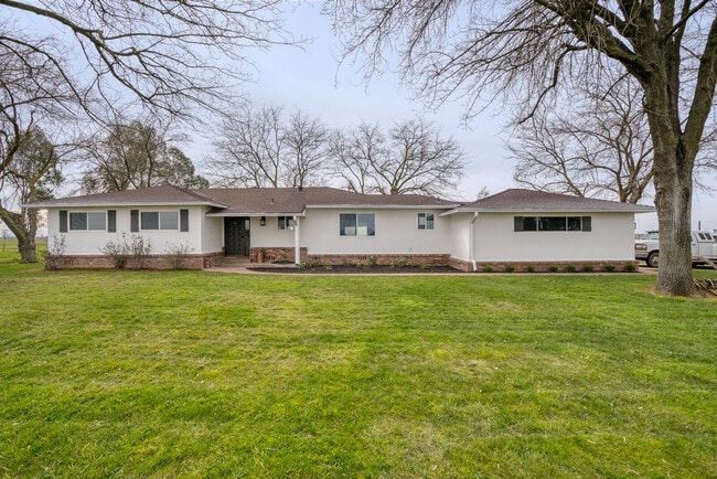 10828 Davis Rd in Wilton, CA - Building Photo - Building Photo