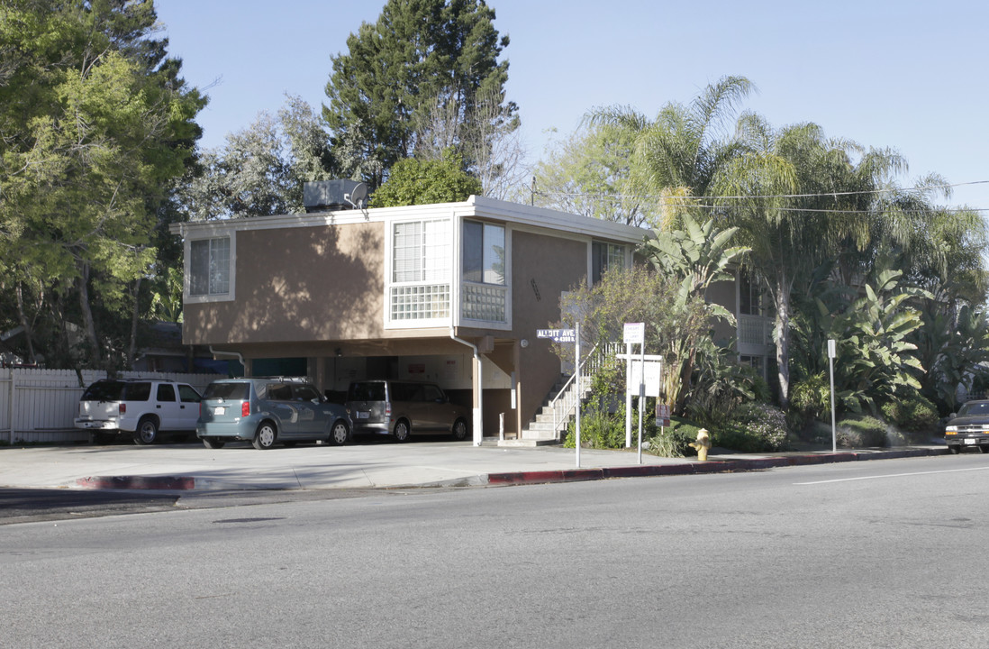 13530 Moorpark St in Sherman Oaks, CA - Building Photo