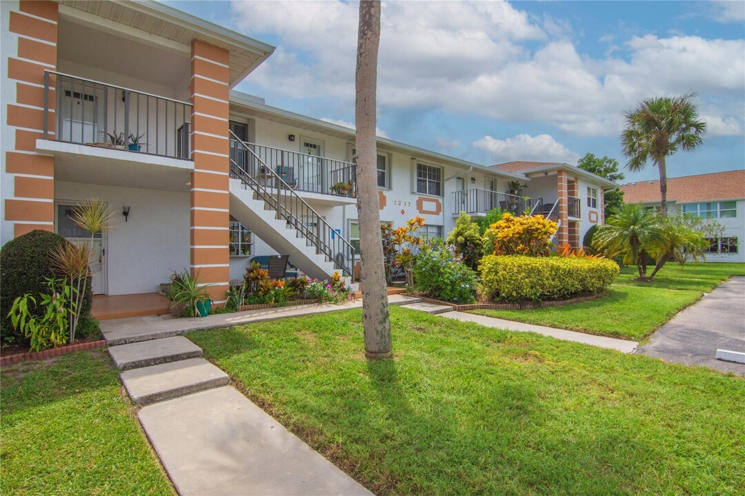 1217 S Lakes End Dr in Fort Pierce, FL - Building Photo