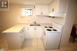 288 Shawnee Cir in Toronto, ON - Building Photo - Building Photo