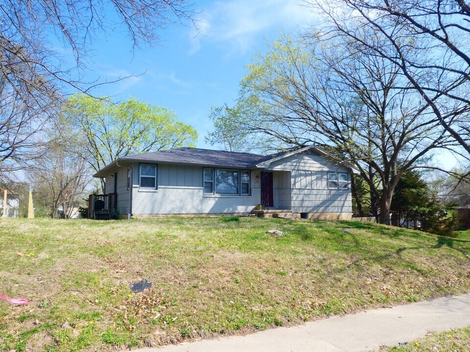 101 W Texas Ave in Columbia, MO - Building Photo