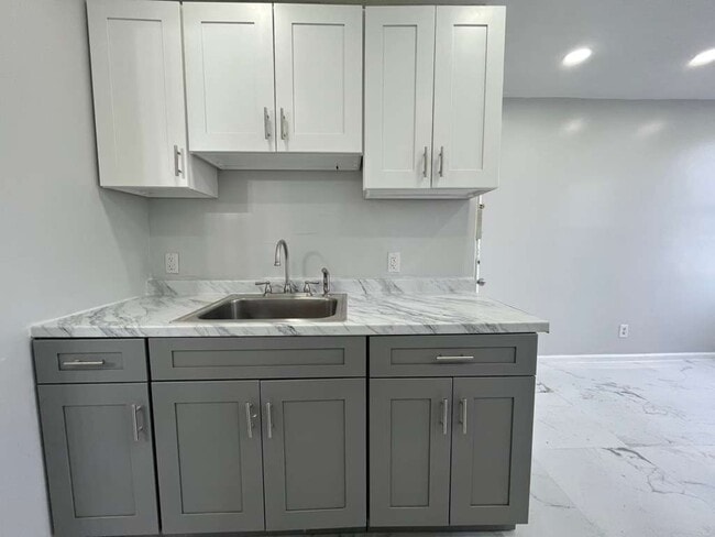 677 Kennedy Blvd, Unit 6 in Bayonne, NJ - Foto de edificio - Building Photo