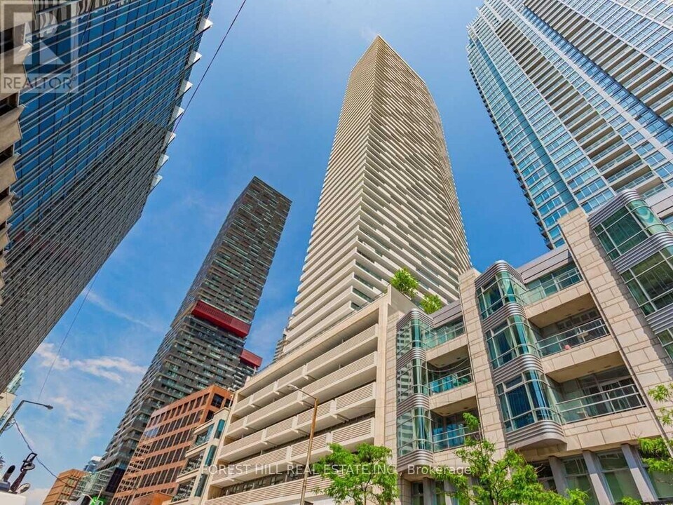 2221 Yonge St in Toronto, ON - Building Photo
