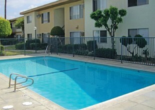 Beachside Apartments in Anaheim, CA - Foto de edificio - Building Photo