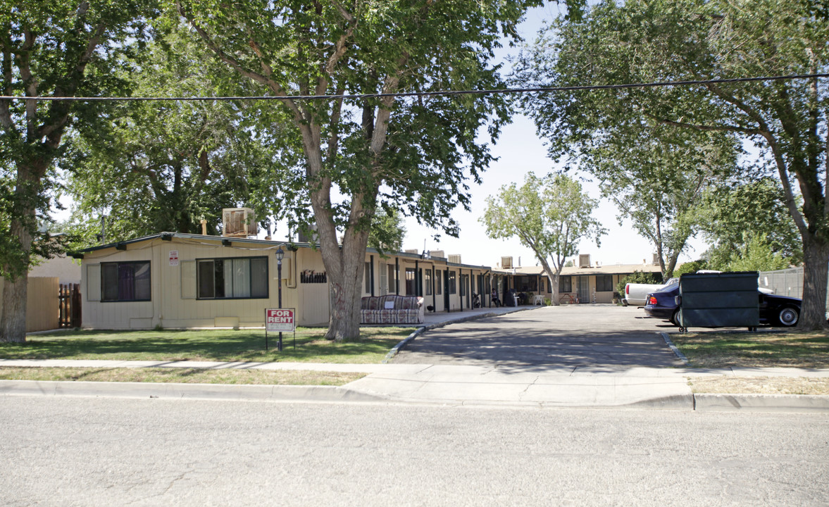 565 Avenue Q12 in Palmdale, CA - Foto de edificio