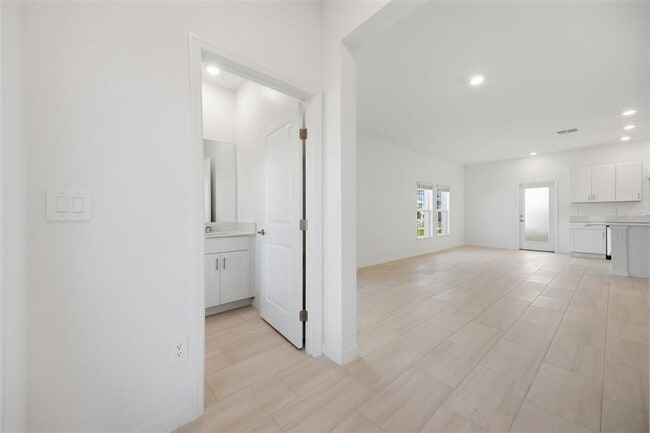 10848 Fanning Spgs Ln in New Port Richey, FL - Building Photo - Building Photo