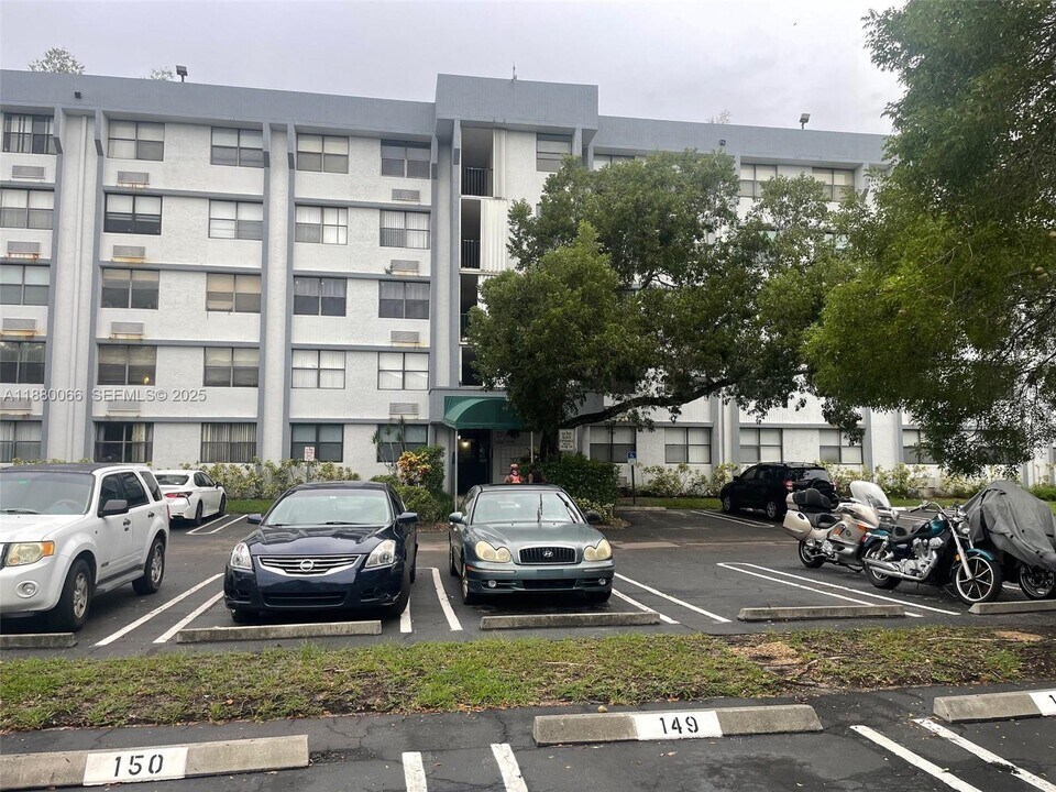 2401 Riverside Dr in Coral Springs, FL - Building Photo