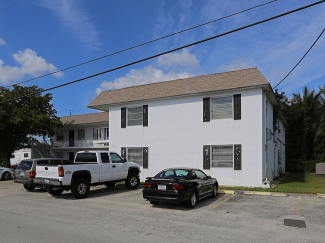 3451 NE 11th Ave in Oakland Park, FL - Building Photo - Building Photo