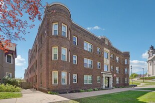 Summit Hill Apartments in St. Paul, MN - Building Photo