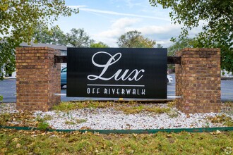 Lux Off Riverwalk in Wichita, KS - Foto de edificio - Building Photo