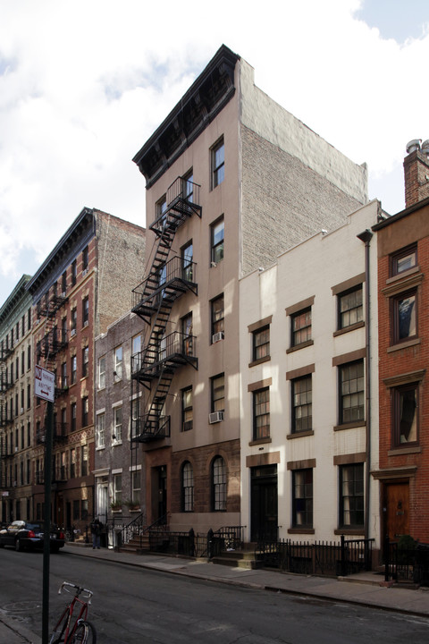 32 Leroy St in New York, NY - Building Photo