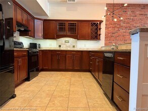 107 W Grand River Ave in Howell, MI - Foto de edificio - Building Photo