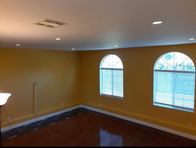 5115 Canoga Ave in Woodland Hills, CA - Building Photo - Building Photo