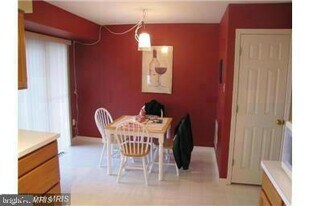 8724 Pine Meadows Dr in Odenton, MD - Building Photo