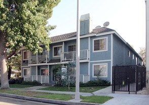 10902 Hartsook St in North Hollywood, CA - Building Photo