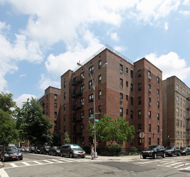 69 Bennett Avenue in New York, NY - Building Photo - Building Photo