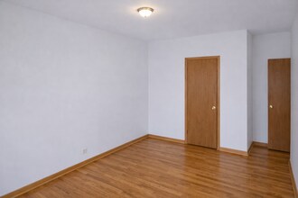 1934 E 74th St, Unit 302 in Chicago, IL - Building Photo - Building Photo