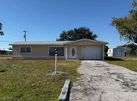107 California Rd in Lehigh Acres, FL - Building Photo