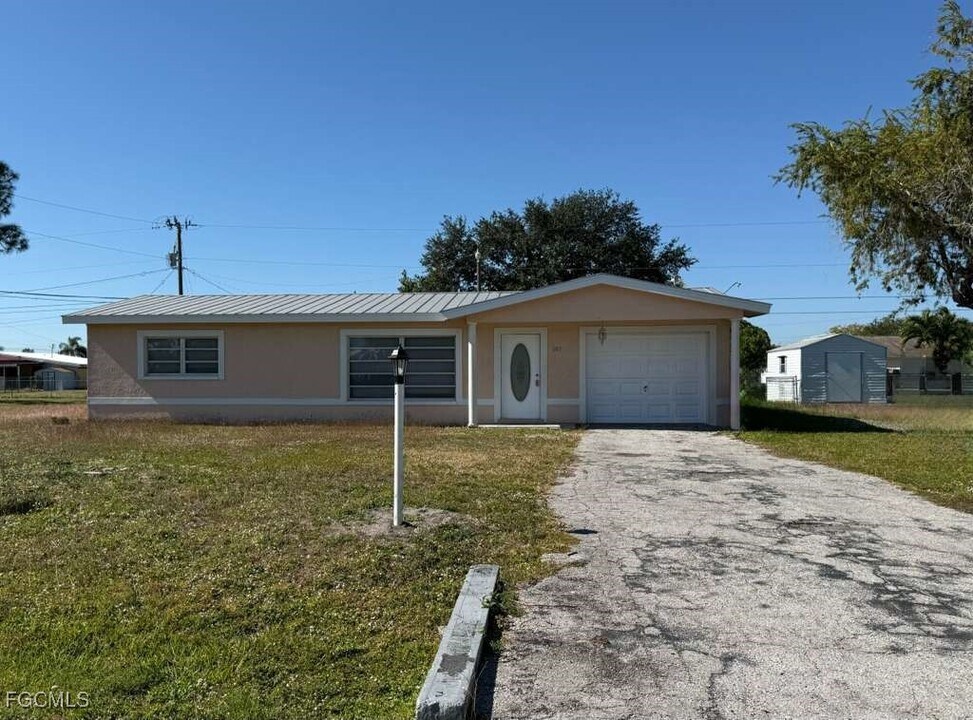 107 California Rd in Lehigh Acres, FL - Building Photo