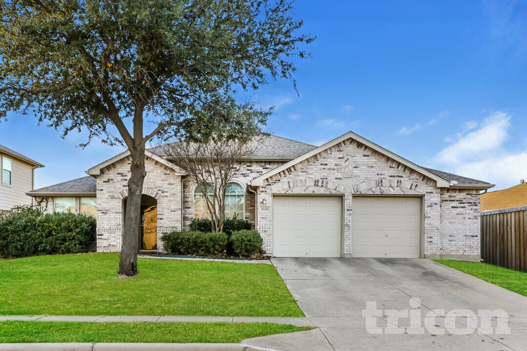 13129 Padre Ave in Fort Worth, TX - Foto de edificio