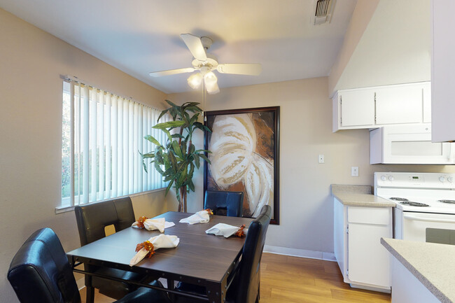 Acacia Apartments in Chico, CA - Building Photo - Interior Photo