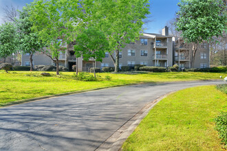 Five 7 Five in Austell, GA - Foto de edificio - Building Photo