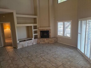 16450 E Ave of the Fountains in Fountain Hills, AZ - Foto de edificio - Building Photo