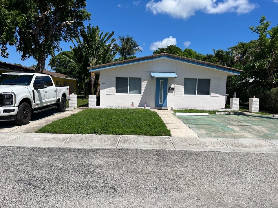 1809 NE 2nd St in Pompano Beach, FL - Foto de edificio