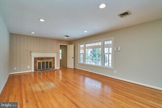 500 Springvale Rd in Great Falls, VA - Foto de edificio - Building Photo