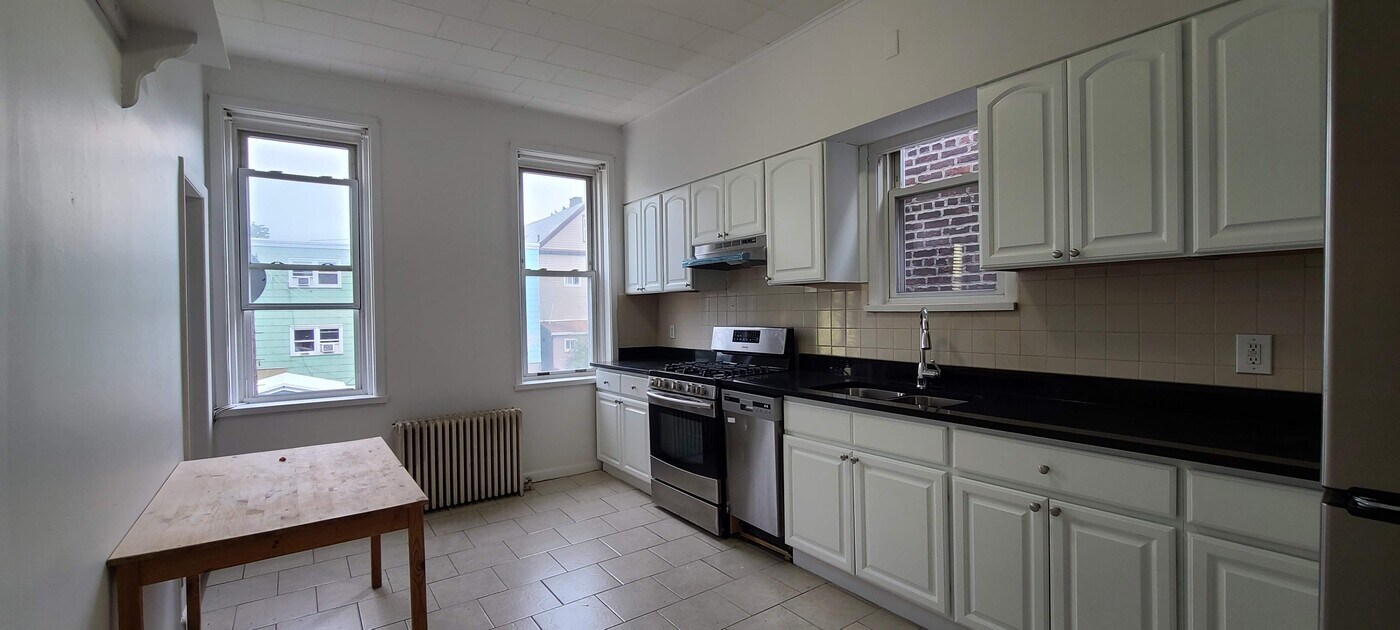 313 18th St in Union City, NJ - Building Photo