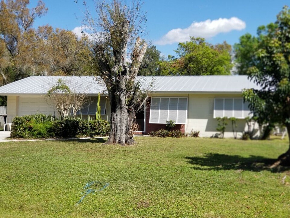 2644 Davis Blvd in Ft. Myers, FL - Building Photo