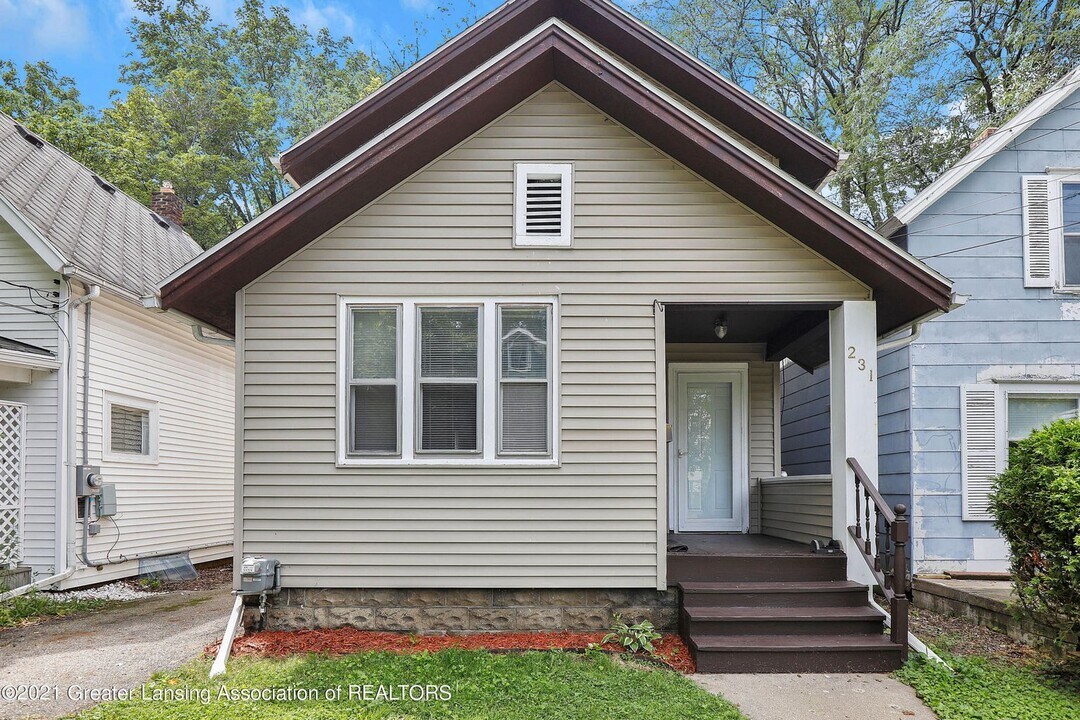 231 N Fairview Ave in Lansing, MI - Building Photo