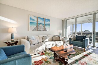 575 Oaks Ln in Pompano Beach, FL - Foto de edificio - Building Photo